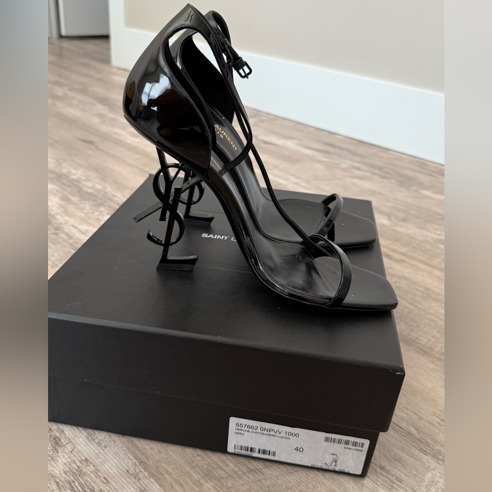 SAINT LAURENT OPYUM SANDALS IN PATENT LEATHER
BLACK